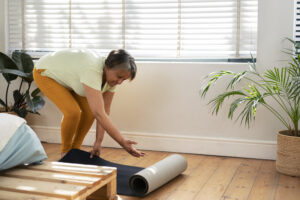 full shot senior woman with yoga mat